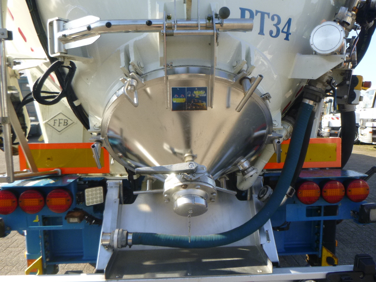 Tankauflieger Für die Beförderung von Mehl Feldbinder Powder tank alu 60 m3 / Compressor diesel engine.: das Bild 11