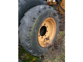 CASE 580K - Felgen und Reifen