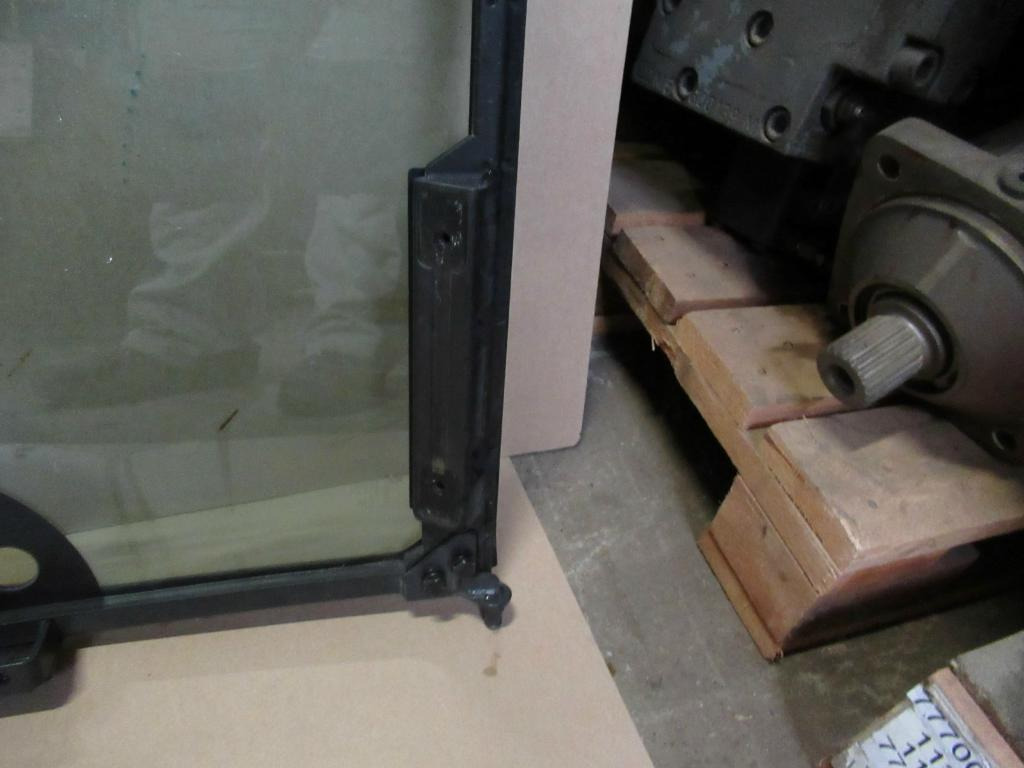 Fenster und Teile für Baumaschine, Zustand - NEU Hitachi XB00000925 -: das Bild 6