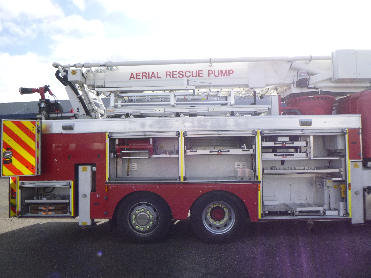 Feuerwehrfahrzeug Scania P310 6x2 RHD fire truck + pump, ladder & manlift: das Bild 13