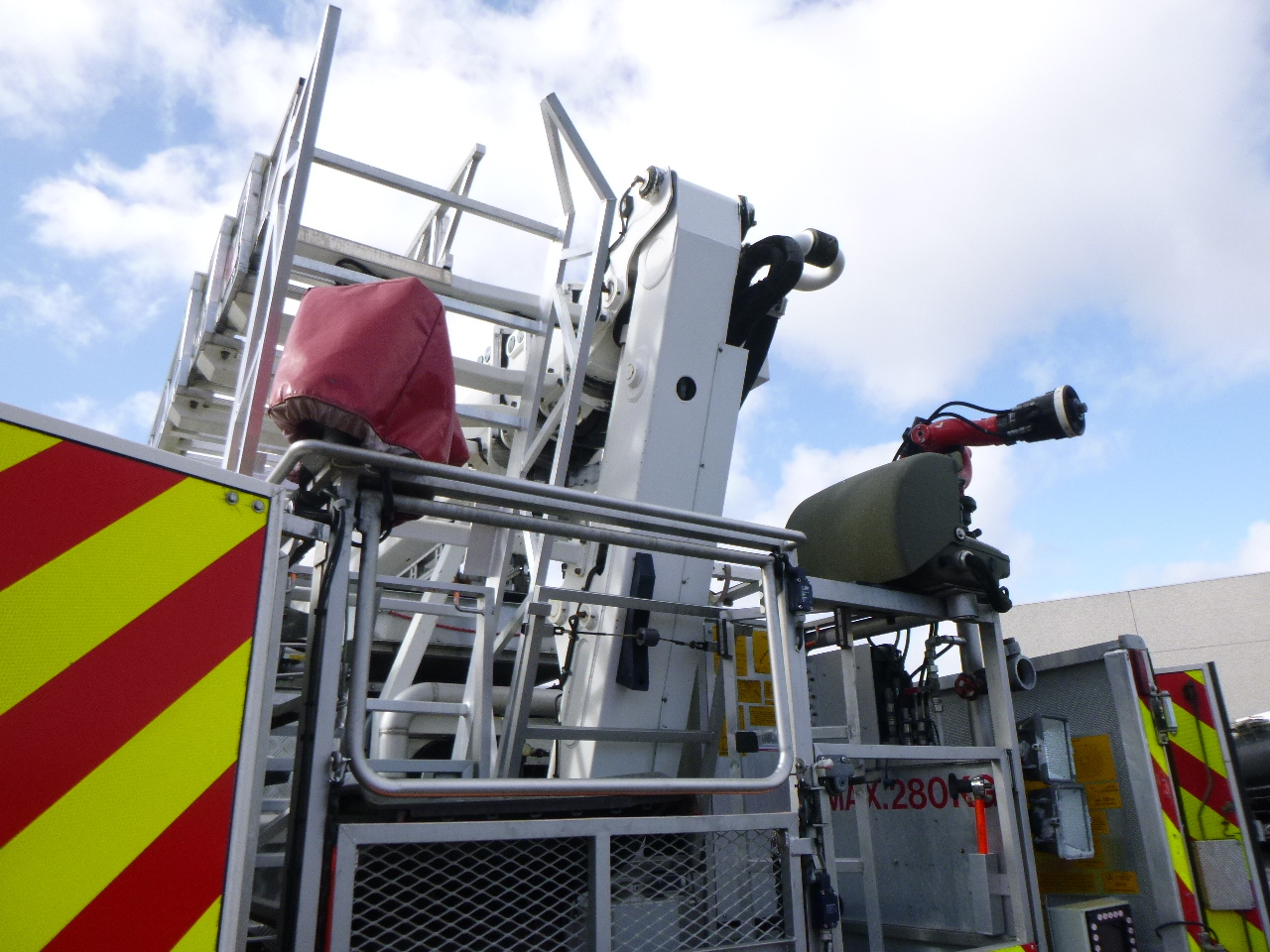 Feuerwehrfahrzeug Scania P310 6x2 RHD fire truck + pump, ladder & manlift: das Bild 27