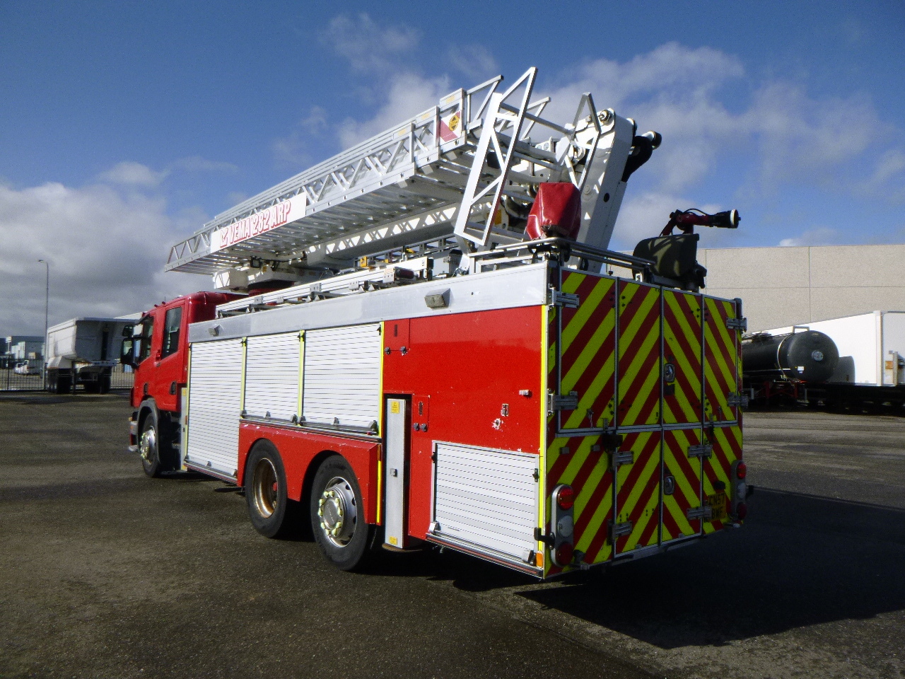Feuerwehrfahrzeug Scania P310 6x2 RHD fire truck + pump, ladder & manlift: das Bild 3