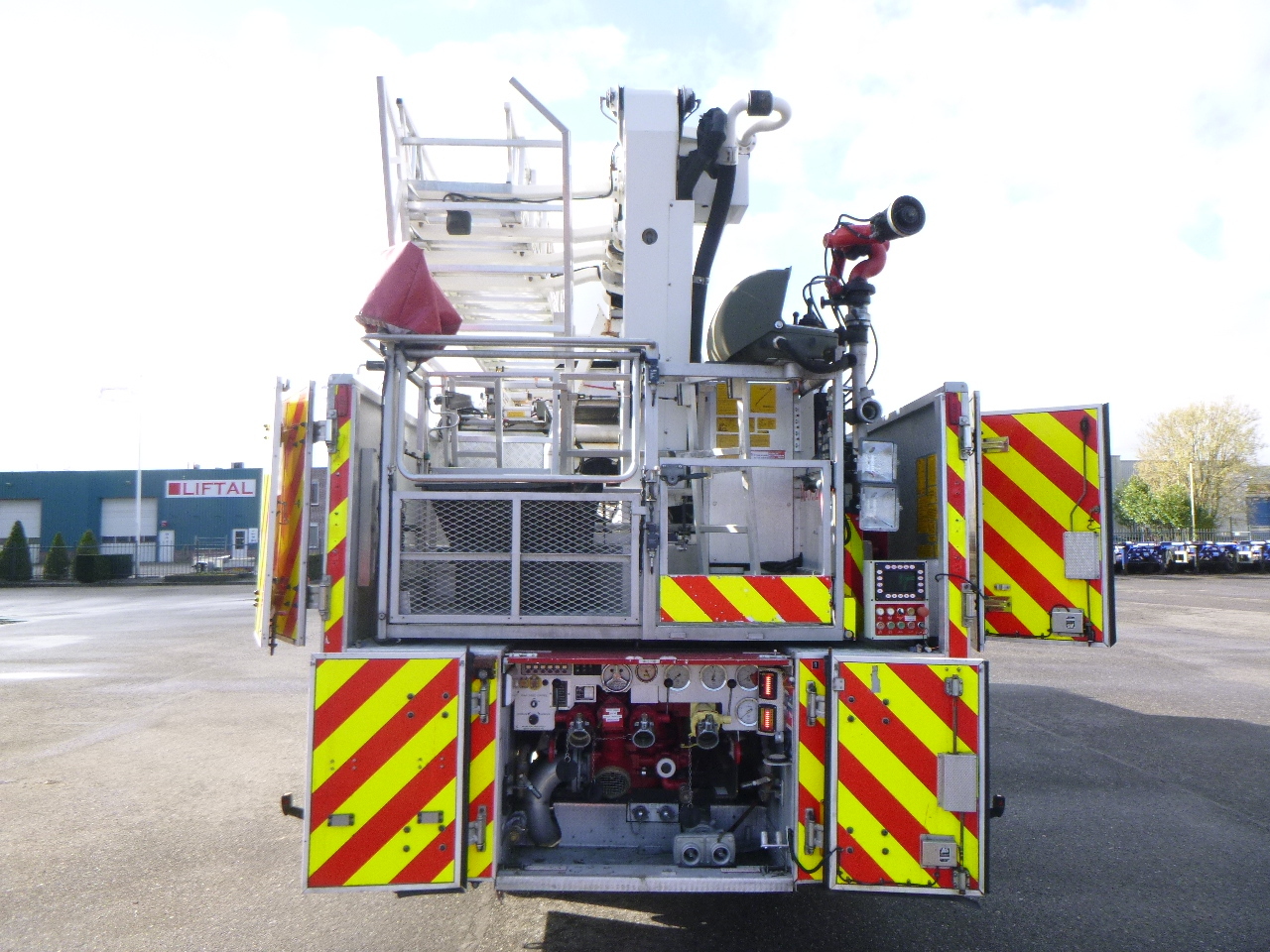 Feuerwehrfahrzeug Scania P310 6x2 RHD fire truck + pump, ladder & manlift: das Bild 12