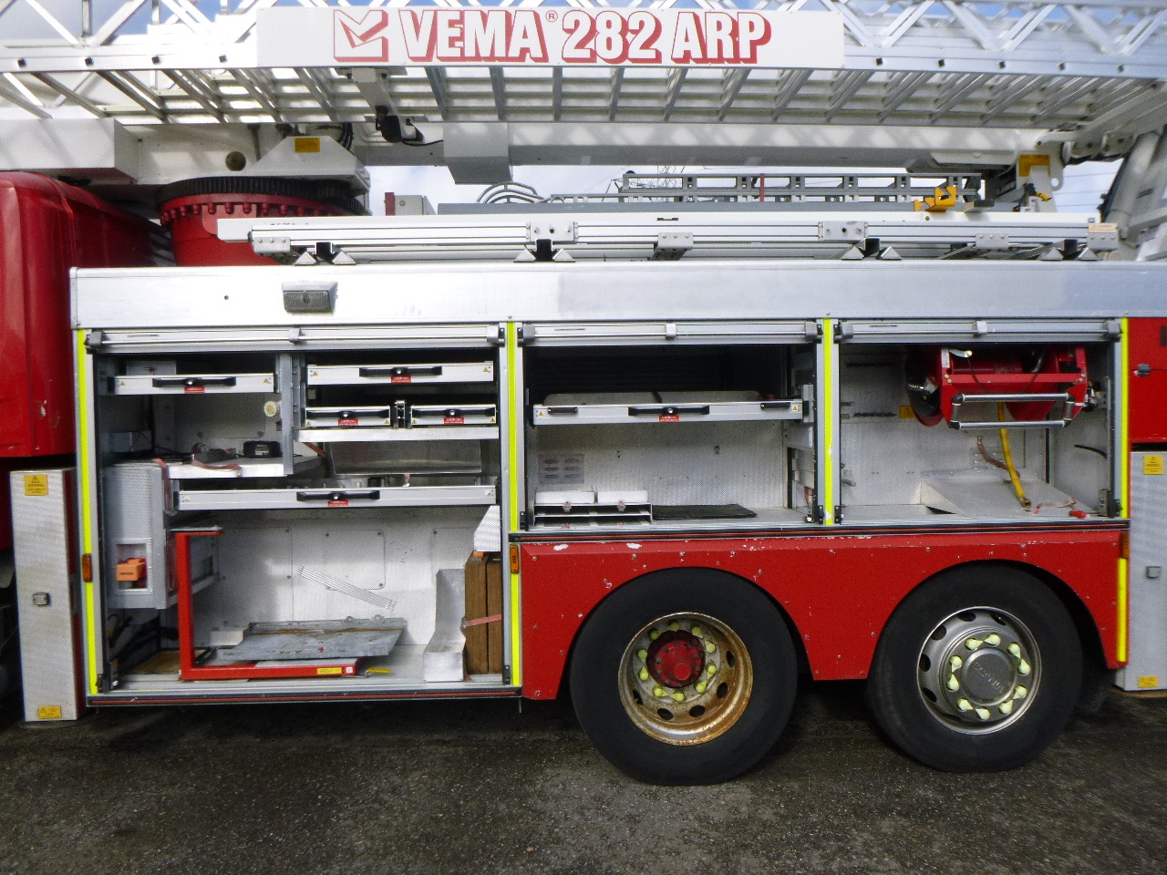 Feuerwehrfahrzeug Scania P310 6x2 RHD fire truck + pump, ladder & manlift: das Bild 14