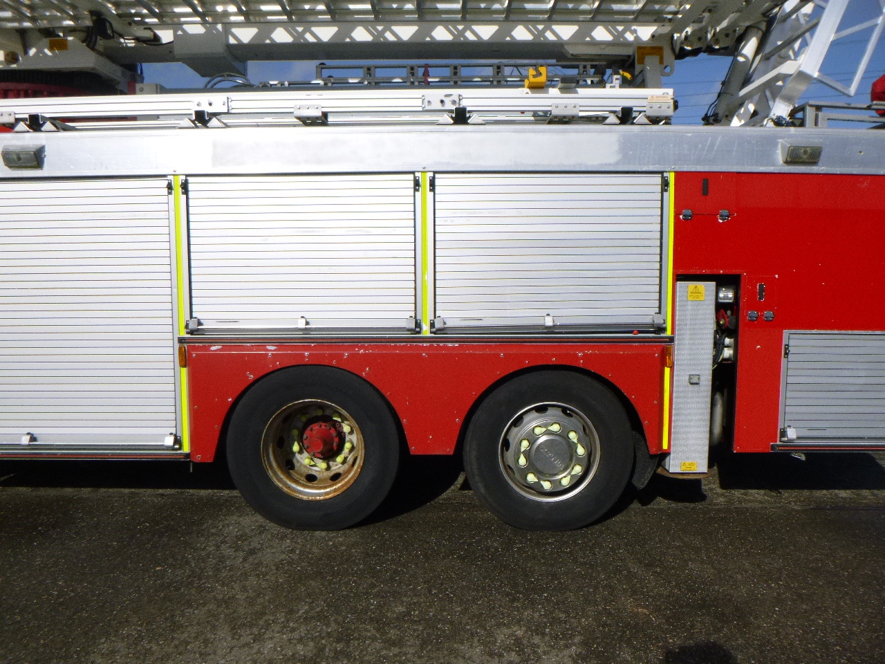 Feuerwehrfahrzeug Scania P310 6x2 RHD fire truck + pump, ladder & manlift: das Bild 5