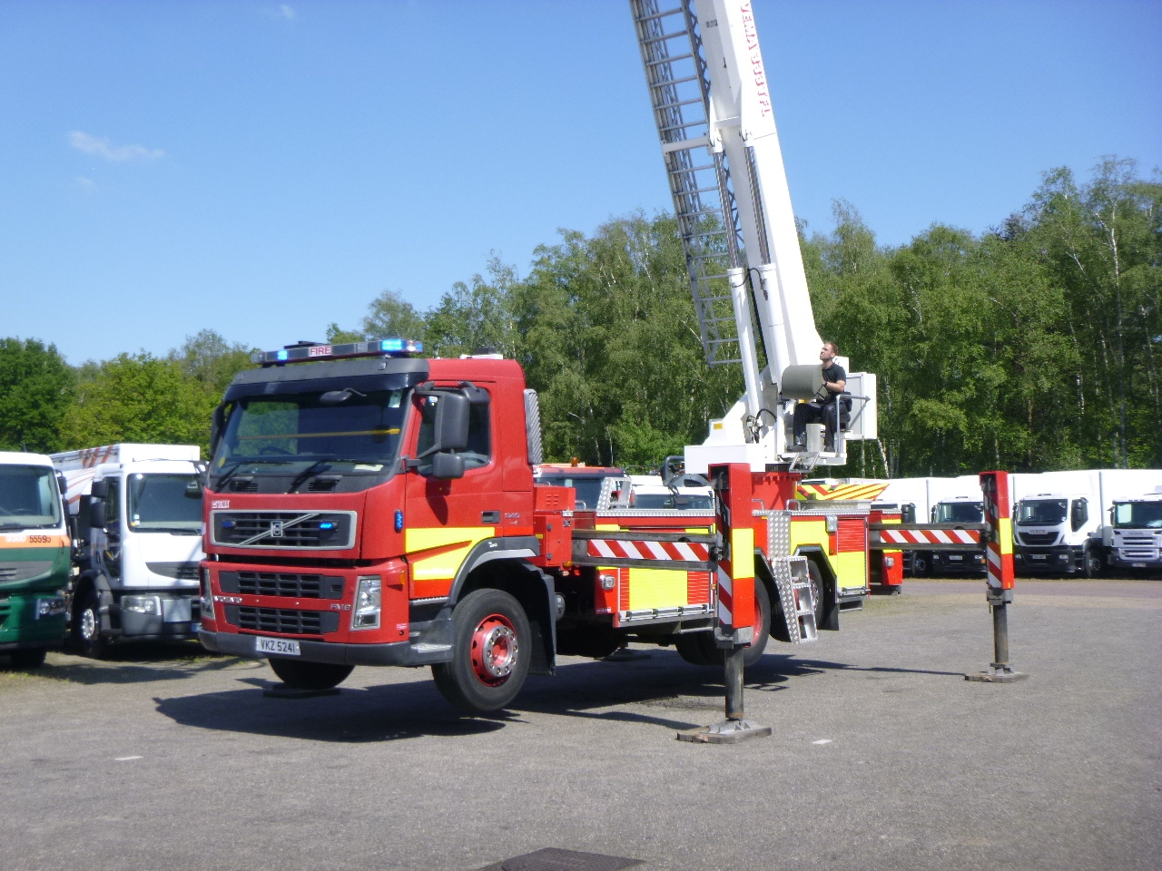 Feuerwehrfahrzeug Volvo FM9 340 6x2 RHD Vema 333 TFL fire truck: das Bild 12
