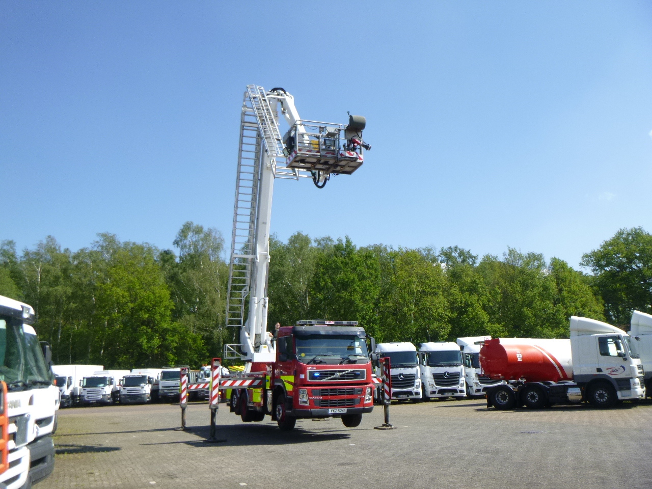 Feuerwehrfahrzeug Volvo FM9 340 6x2 RHD Vema 333 TFL fire truck: das Bild 8