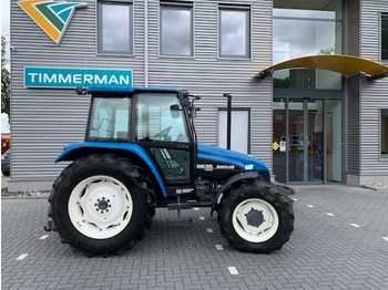 Traktor New Holland 5635: das Bild 1