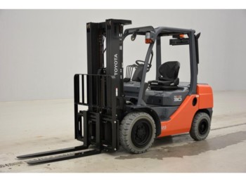 4-Rad-Frontstapler Toyota 02-8FDF30 "NEW" Tonero 30