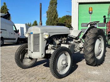 MASSEY FERGUSON Traktor