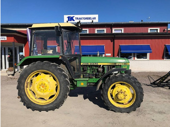 JOHN DEERE 2140 Traktor