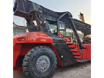 Reach stacker