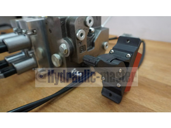 Frontlader für Traktor für LKW Full proportional valve 3 sections SPV 20-120 l/min 12 or 24 V plug and play det also available with Walvoil DPX100: das Bild 2 Frontlader für Traktor für LKW Full proportional valve 3 sections SPV 20-120 l/min 12 or 24 V plug and play det also available with Walvoil DPX100: das Bild 2