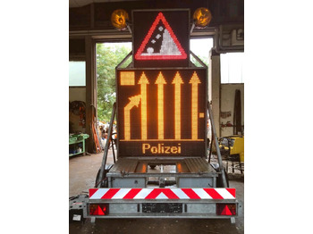 Anhänger Trebbiner Horizont VWT E  VLT Verkehrsleittafel Leittafel Sicherungsanhänger Verkehrsleitanhänger Verkehrssicherungsanhänger Absperrtafel Sperrwand Nissen Verkehrssicherung Vorwarner Vorwarntafel: das Bild 5