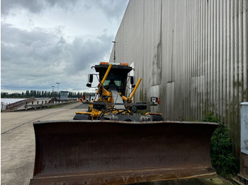 Grader Volvo G746B: das Bild 3