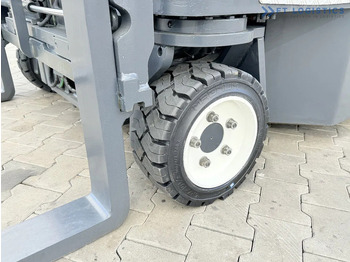 Vierwegstapler Combilift C3000CB / GAS / TRIPLEX 4900MM / FREE LIFT / FORK POSITIONER / SIDE SHIFT / EXCELLENT CONDITION / Wide range of four-way and sid: das Bild 4