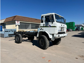 Fahrgestell LKW IVECO 100 4X4 BALESTRATO ANTERIORE E POSTERIO: das Bild 3