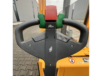 Hochhubwagen Jungheinrich EJC112: das Bild 5