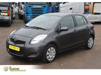 PKW Toyota Yaris MANUAL: das Bild 1