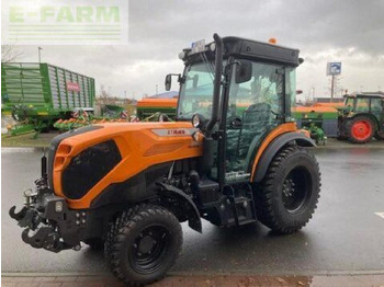 CLAAS Nexos Traktor