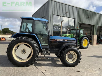NEW HOLLAND Traktor