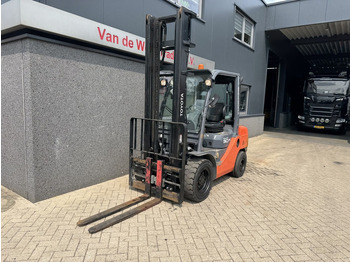 Dieselstapler Toyota 02-8 FDF 30: das Bild 3 Dieselstapler Toyota 02-8 FDF 30: das Bild 3