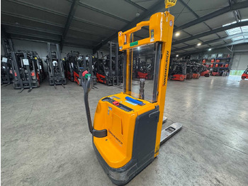 Gabelstapler 2013 JUNGHEINRICH EJC220 2,000KG STACKER PALLET TRUCK ANT FREE LIFT: das Bild 3 Gabelstapler 2013 JUNGHEINRICH EJC220 2,000KG STACKER PALLET TRUCK ANT FREE LIFT: das Bild 3