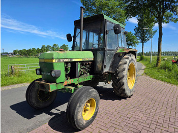 JOHN DEERE 2140 Traktor