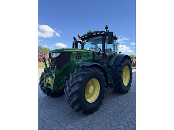 JOHN DEERE 6215R Traktor