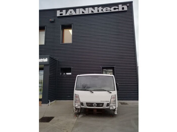 NISSAN Fahrerhaus und Interieur