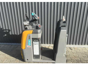 Schleppfahrzeug Jungheinrich EZS130: das Bild 2