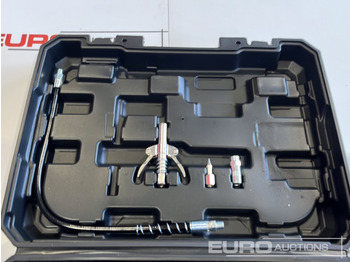 Baugeräte Unused Boss 21 Volt Lithium Battery Cordless Grease Gun, 2 Batteries, Charger, Case, Shoulder Strap, Extension Pieces and Fittings: das Bild 4 Baugeräte Unused Boss 21 Volt Lithium Battery Cordless Grease Gun, 2 Batteries, Charger, Case, Shoulder Strap, Extension Pieces and Fittings: das Bild 4