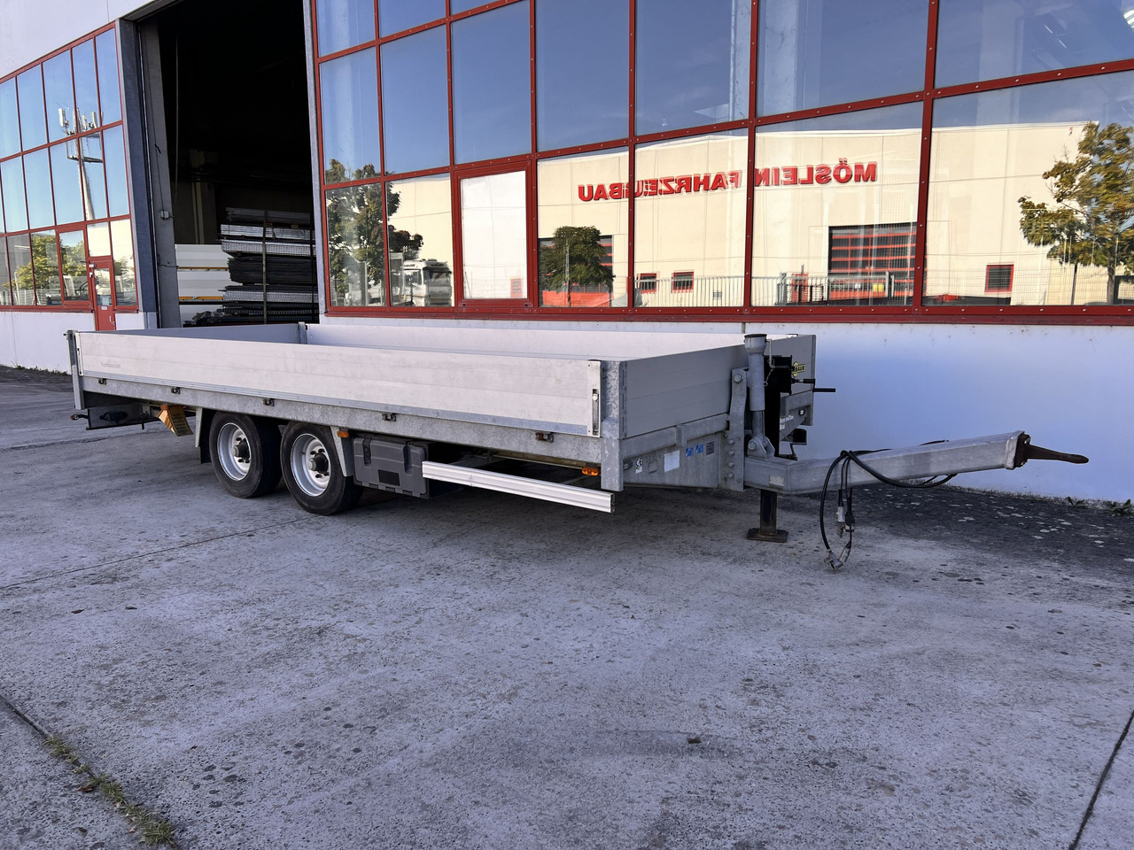 Humbaur B6AG Tandem- Prischenanhänger- Tieflader - Pritschenanhänger/ Plattformanhänger: das Bild 2 Humbaur B6AG Tandem- Prischenanhänger- Tieflader - Pritschenanhänger/ Plattformanhänger: das Bild 2