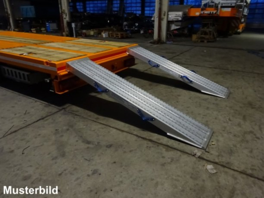 Möslein ST 3 Plato 8,7 3 Achs Satteltieflader Plato 45 t GGfür Fertigteile, Baumaschinen - Tieflader Auflieger: das Bild 2 Möslein ST 3 Plato 8,7 3 Achs Satteltieflader Plato 45 t GGfür Fertigteile, Baumaschinen - Tieflader Auflieger: das Bild 2