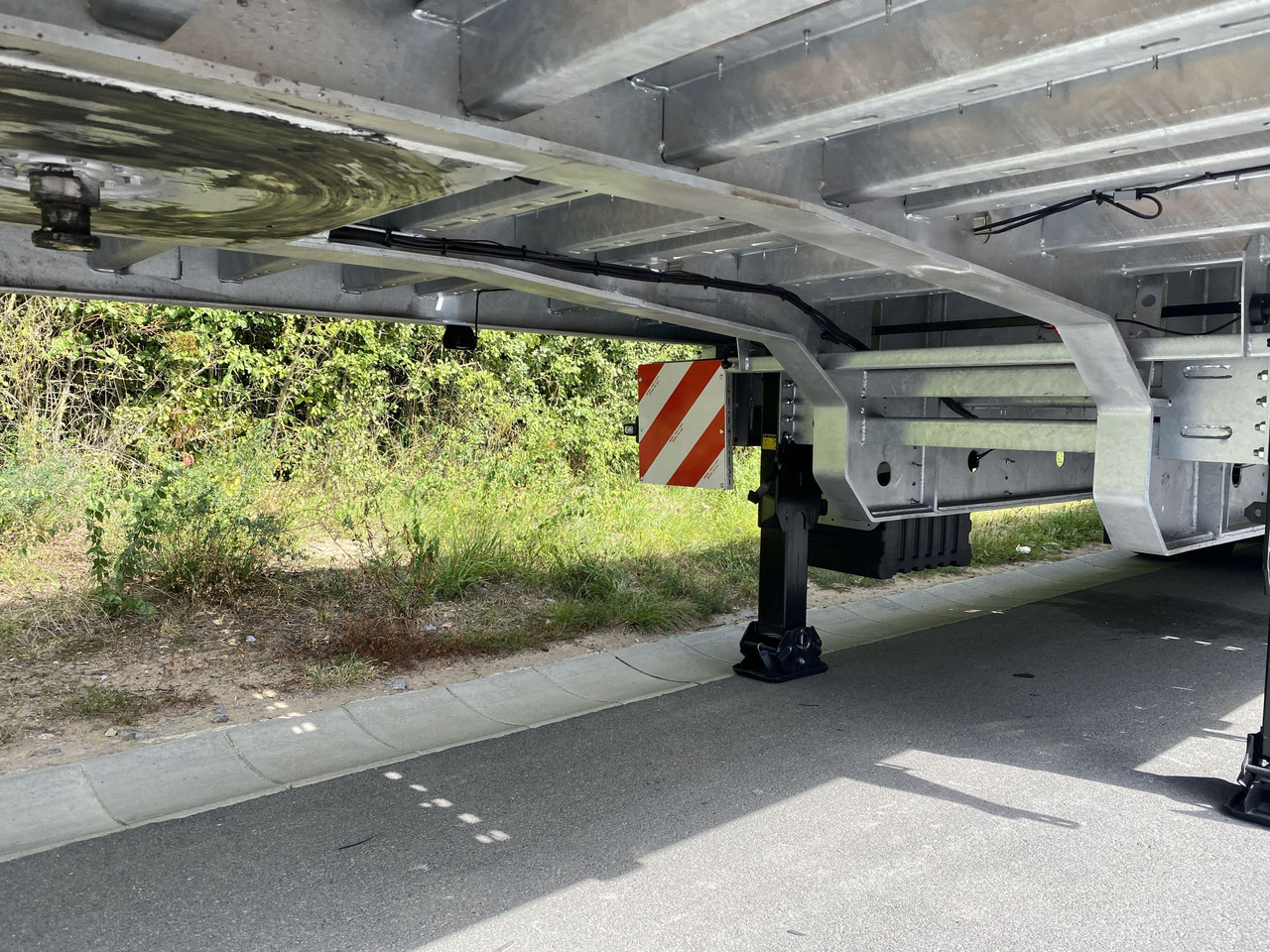 Möslein ST 3-Plato 9,4 3 Achs Satteltieflader Plato 45 t GGfür Fertigteile, Baumaschinen oder Container - Tieflader Auflieger: das Bild 5 Möslein ST 3-Plato 9,4 3 Achs Satteltieflader Plato 45 t GGfür Fertigteile, Baumaschinen oder Container - Tieflader Auflieger: das Bild 5