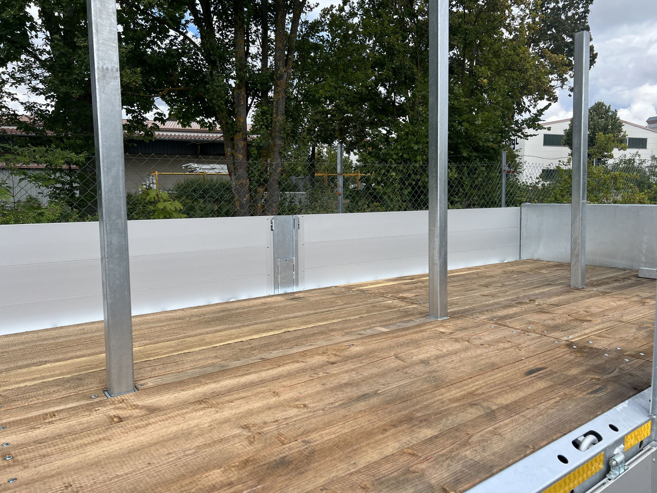 Möslein THT 11- G 6,2 Tandem Pritsche- Tieflader mit Rungentaschen - Pritschenanhänger/ Plattformanhänger: das Bild 2 Möslein THT 11- G 6,2 Tandem Pritsche- Tieflader mit Rungentaschen - Pritschenanhänger/ Plattformanhänger: das Bild 2