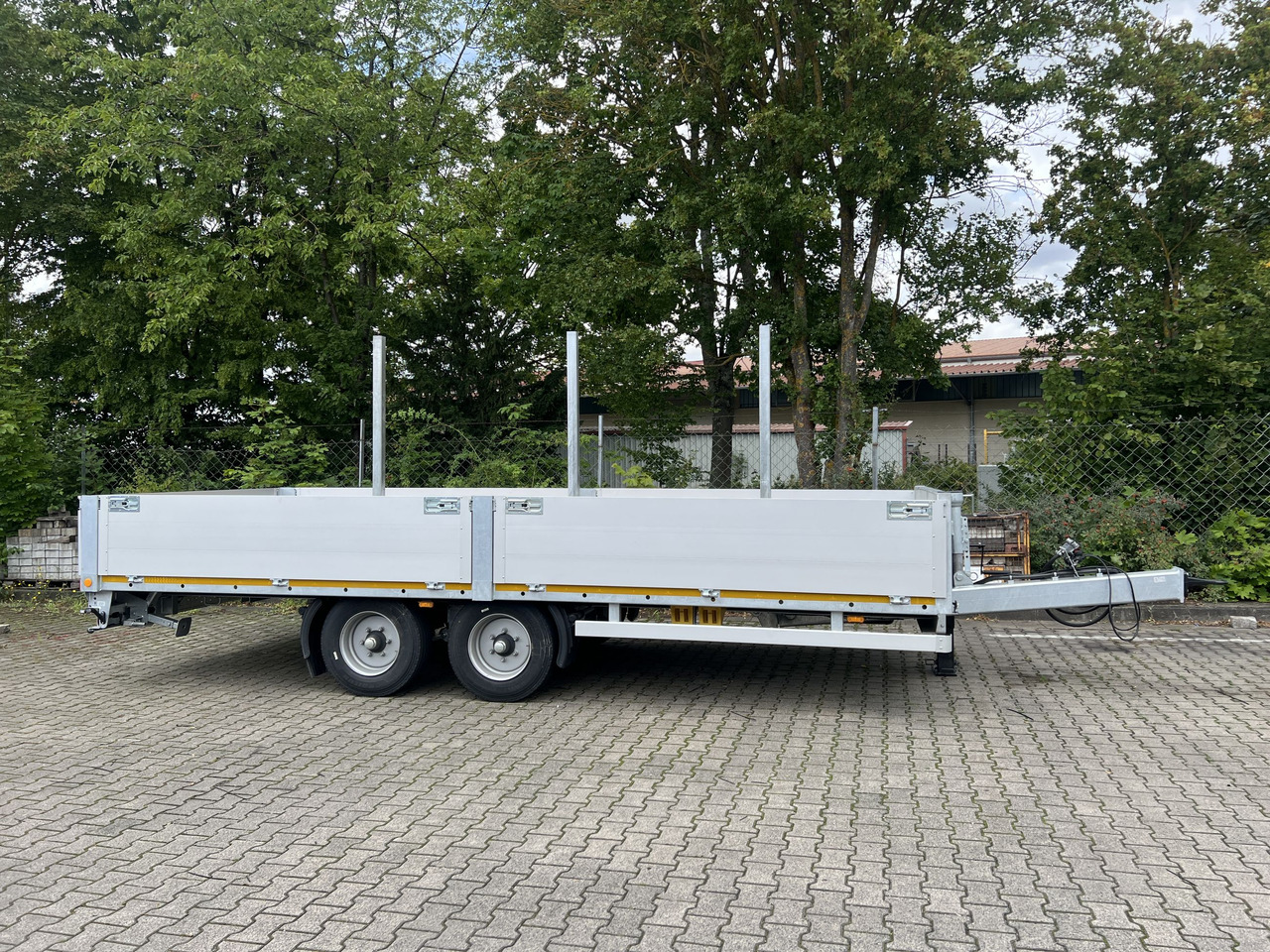 Möslein THT 11- G 6,2 Tandem Pritsche- Tieflader mit Rungentaschen - Pritschenanhänger/ Plattformanhänger: das Bild 1 Möslein THT 11- G 6,2 Tandem Pritsche- Tieflader mit Rungentaschen - Pritschenanhänger/ Plattformanhänger: das Bild 1