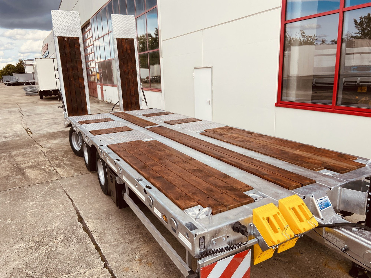 Möslein TT 34 Zugrohr Gerade 34 t GG Tridem- Tieflader 3 Achs, gelenktNeufahrzeug - Tieflader Anhänger: das Bild 2 Möslein TT 34 Zugrohr Gerade 34 t GG Tridem- Tieflader 3 Achs, gelenktNeufahrzeug - Tieflader Anhänger: das Bild 2