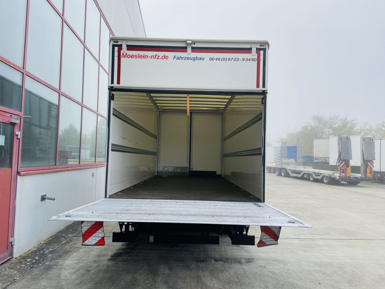 Möslein Tandem Koffer, Ladebordwand 1,5 t + Durchladbar - Koffer Anhänger: das Bild 4 Möslein Tandem Koffer, Ladebordwand 1,5 t + Durchladbar - Koffer Anhänger: das Bild 4