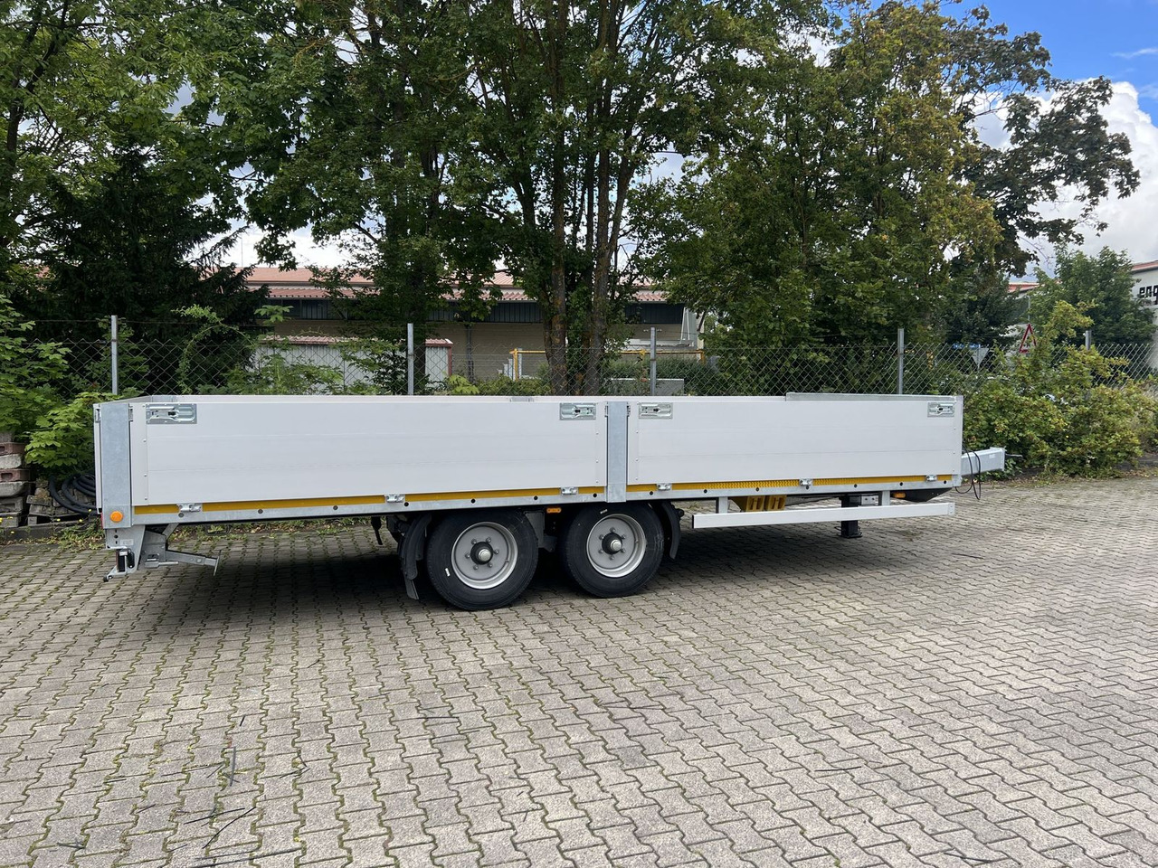 Möslein Tandem Pritsche- Tieflader mit Rungentaschen - Pritschenanhänger/ Plattformanhänger: das Bild 4 Möslein Tandem Pritsche- Tieflader mit Rungentaschen - Pritschenanhänger/ Plattformanhänger: das Bild 4
