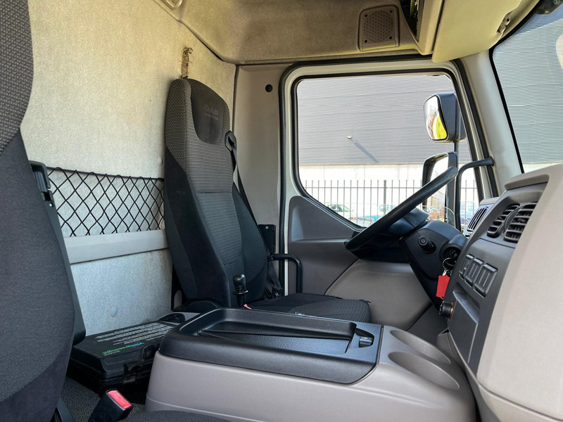 Innenraum Bild 2: Koffer LKW DAF LF 210, 4x2, Euro 6, Airco, Nav