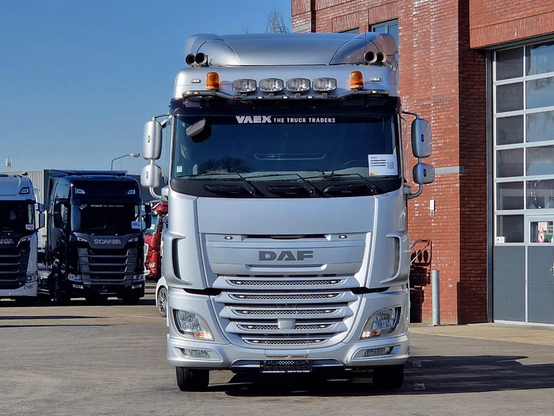 DAF XF 440 SpaceCab 4x2 - Full spoiler - Alloy wheels - Air horn - Light bar - Sattelzugmaschine: das Bild 2 DAF XF 440 SpaceCab 4x2 - Full spoiler - Alloy wheels - Air horn - Light bar - Sattelzugmaschine: das Bild 2