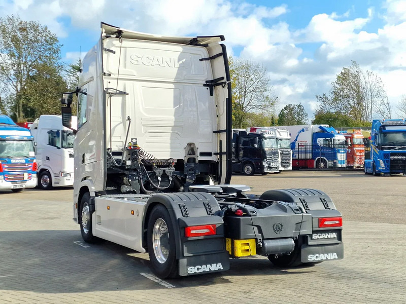 Scania 590S V8 NGS Highline 4x2 - New - Retarder - Leather - Alloy wheels Led - Navi - NEW! - Sattelzugmaschine: das Bild 5 Scania 590S V8 NGS Highline 4x2 - New - Retarder - Leather - Alloy wheels Led - Navi - NEW! - Sattelzugmaschine: das Bild 5