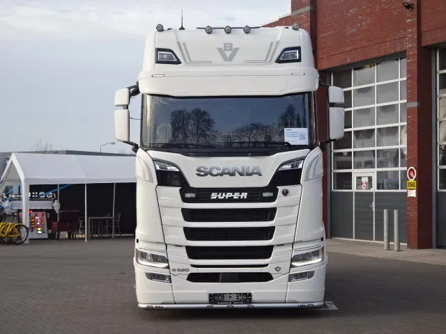 Scania 590S V8 NGS Highline 4x2 - New - Retarder - Leather - Alloy wheels Led - Navi - NEW! - Sattelzugmaschine: das Bild 2 Scania 590S V8 NGS Highline 4x2 - New - Retarder - Leather - Alloy wheels Led - Navi - NEW! - Sattelzugmaschine: das Bild 2