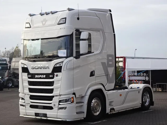 Scania 590S V8 NGS Highline 4x2 - New - Retarder - Leather - Alloy wheels Led - Navi - NEW! - Sattelzugmaschine: das Bild 3 Scania 590S V8 NGS Highline 4x2 - New - Retarder - Leather - Alloy wheels Led - Navi - NEW! - Sattelzugmaschine: das Bild 3