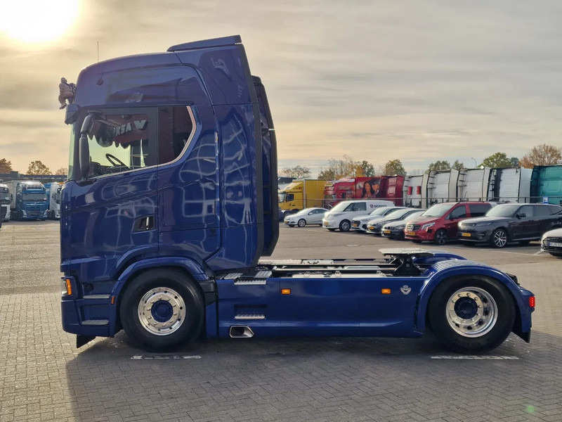 Scania 660S V8 NGS Highline 4x2 - Full spec - Retarder - Night Clima - Leather - Led - Full air - New Dashboard - Sattelzugmaschine: das Bild 4 Scania 660S V8 NGS Highline 4x2 - Full spec - Retarder - Night Clima - Leather - Led - Full air - New Dashboard - Sattelzugmaschine: das Bild 4