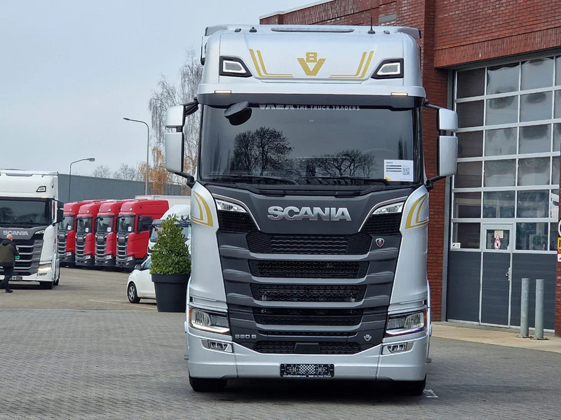 Scania 660S V8 NGS Highline 6x2/4 - New - Full spec - Retarder - Night clima - Led - Leather - Navi - Sattelzugmaschine: das Bild 2 Scania 660S V8 NGS Highline 6x2/4 - New - Full spec - Retarder - Night clima - Led - Leather - Navi - Sattelzugmaschine: das Bild 2
