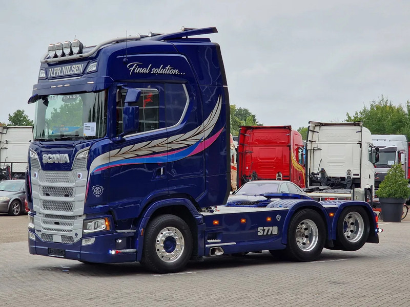 Scania 770S V8 NGS Highline 6x2 - Show truck - Special paint - Custom interior - Retarder - Full air - Night clima - Sattelzugmaschine: das Bild 3 Scania 770S V8 NGS Highline 6x2 - Show truck - Special paint - Custom interior - Retarder - Full air - Night clima - Sattelzugmaschine: das Bild 3