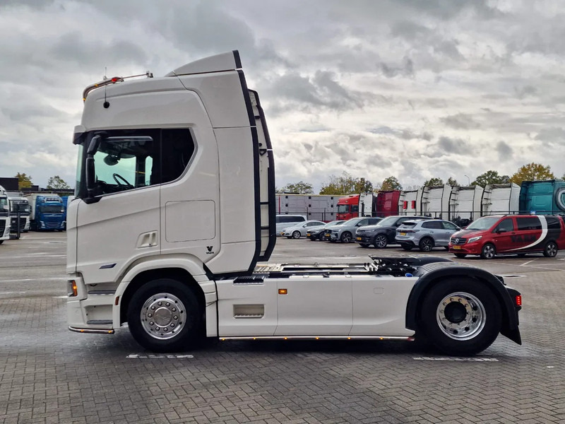 Scania R560 Highline 4x2 - Like new - Full spec - Facelift - Retarder - Night clima - Full air - Alloy wheels - Sattelzugmaschine: das Bild 4 Scania R560 Highline 4x2 - Like new - Full spec - Facelift - Retarder - Night clima - Full air - Alloy wheels - Sattelzugmaschine: das Bild 4