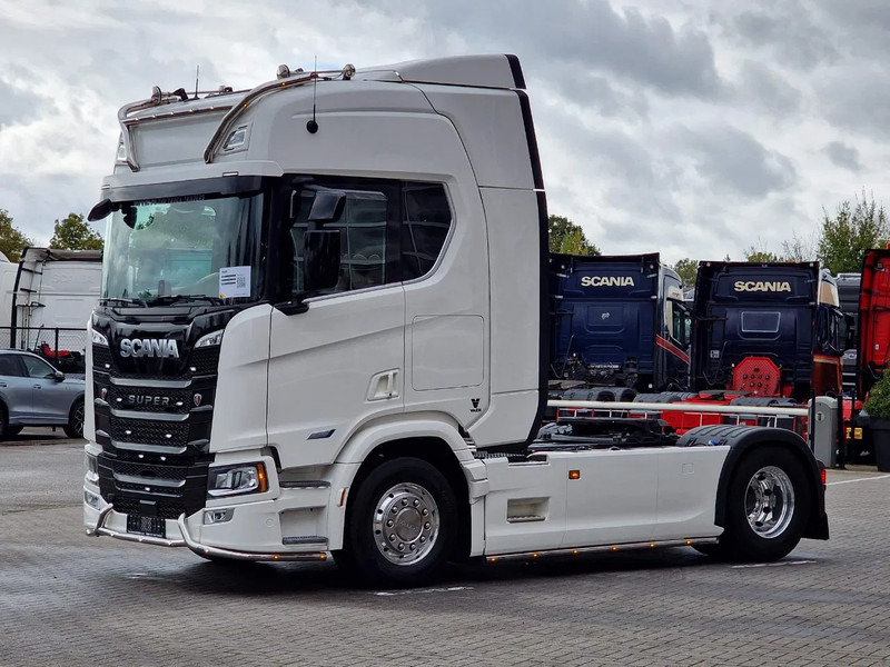 Scania R560 Highline 4x2 - Like new - Full spec - Facelift - Retarder - Night clima - Full air - Alloy wheels - Sattelzugmaschine: das Bild 3 Scania R560 Highline 4x2 - Like new - Full spec - Facelift - Retarder - Night clima - Full air - Alloy wheels - Sattelzugmaschine: das Bild 3